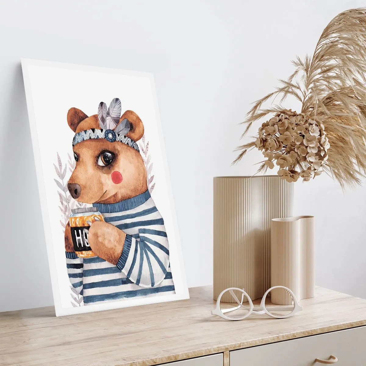 Poster - Ein bezaubernder Teddybär in einem Matrosen-Sweatshirt mit einer Tasse in den Händen - 50x70cm - Süße Bärin - Moderne Wanddekoration für Wohnzimmer und Schlafzimmer ARTTOR