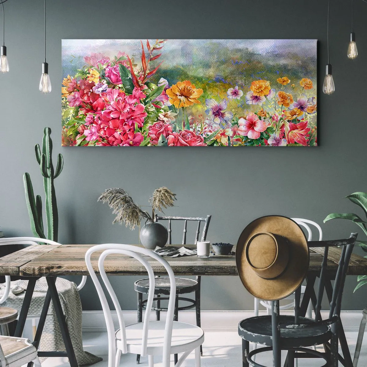 Bild auf Leinwand - Leinwandbild - Eine farbenfrohe Blumenkomposition vor einem pastellfarbenen Landschaftshintergrund - 140x50cm - Ein Garten, der verrückt geworden ist - Moderne Wanddekoration für Wohnzimmer und Schlafzimmer ARTTOR