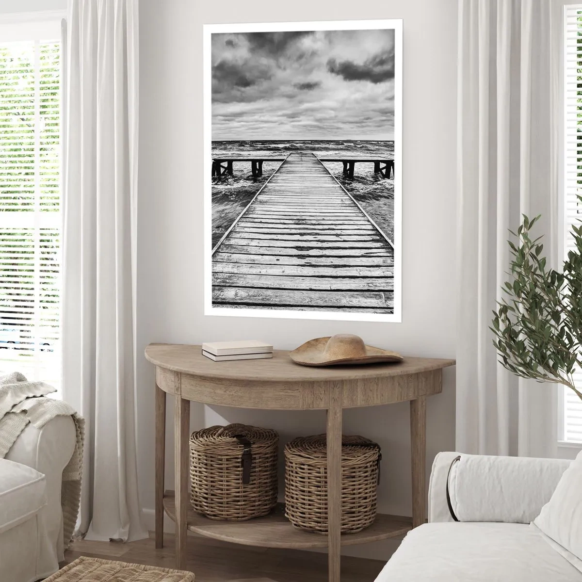 Poster - Ein schwarz-weißer Holzsteg über stürmischer See - 50x70cm - Ich warte darauf, dass der Wind wegjagt... - Moderne Wanddekoration für Wohnzimmer und Schlafzimmer ARTTOR