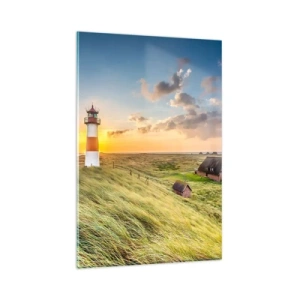Glasbild - Bild auf glas - Ein Leuchtturm mit Wiesen und Häusern in der Sonne im Hintergrund - 80x120cm - Zwischen den Wellen - Moderne Wanddekoration für Wohnzimmer und Schlafzimmer ARTTOR