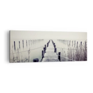 Bild auf Leinwand - Leinwandbild - Eine Holzbrücke, die in einen nebligen Raum führt - 140x50cm - Tauchen Sie in Ruhe ein - Moderne Wanddekoration für Wohnzimmer und Schlafzimmer ARTTOR