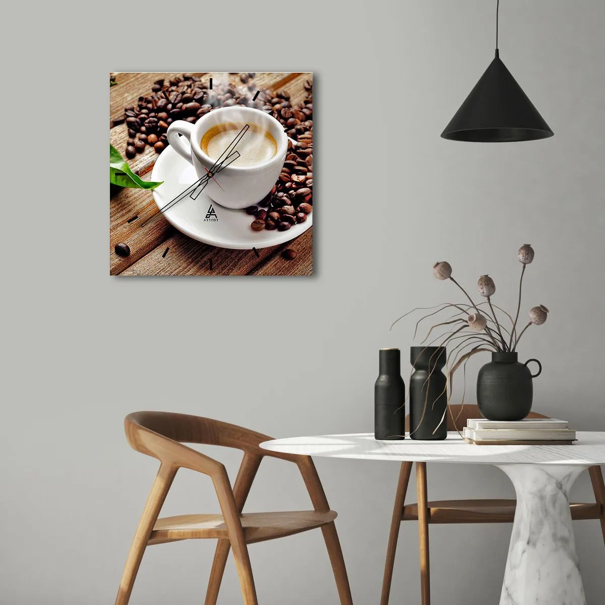 Wanduhr - Glasuhr - Eine Tasse aromatischen Kaffee vor dem Hintergrund von Bohnen und einem Blatt - 30x30cm - Kaffee auf der Bank - Moderne Wanddekoration für Wohnzimmer und Schlafzimmer ARTTOR