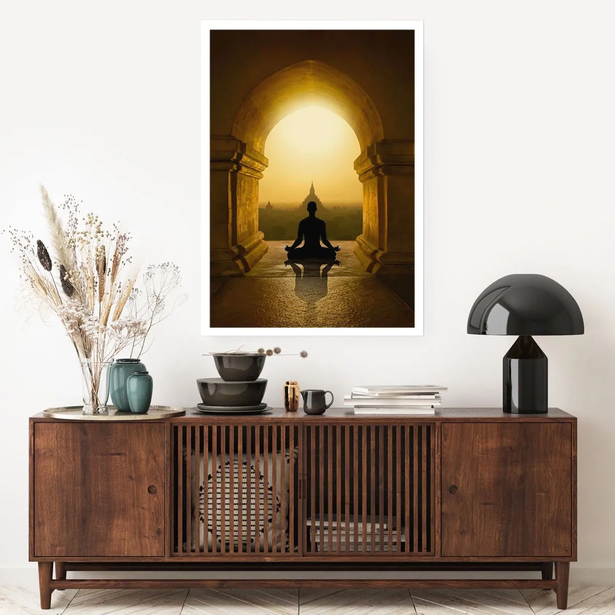 Poster - Eine meditierende Figur im Bogen eines Tempels vor dem Hintergrund der aufgehenden Sonne - 50x70cm - Vollkommene Harmonie - Moderne Wanddekoration für Wohnzimmer und Schlafzimmer ARTTOR