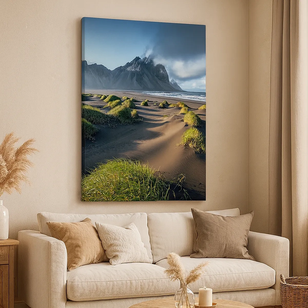 Bild auf Leinwand - Leinwandbild - Grüne Dünen mit Bergkulisse unter blauem Himmel - 50x70cm - Harmonie der Elemente - Moderne Wanddekoration für Wohnzimmer und Schlafzimmer ARTTOR