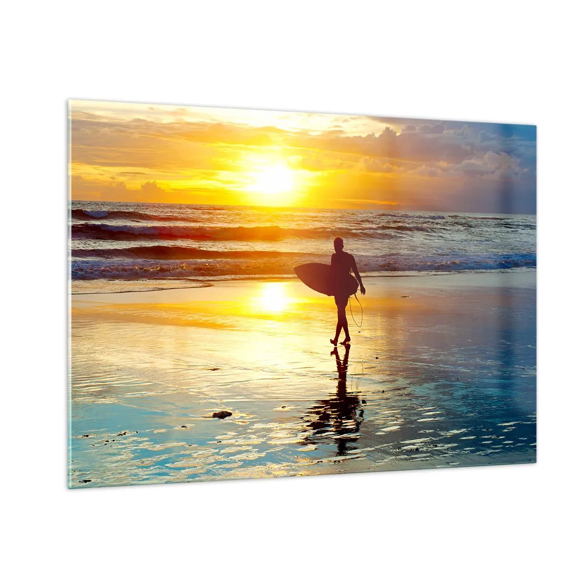 Glasbild - Bild auf glas - Ein Surfer, der bei Sonnenuntergang mit seinem Brett am Strand spazieren geht - 100x70cm - Die Rückkehr des Kriegers - Moderne Wanddekoration für Wohnzimmer und Schlafzimmer ARTTOR