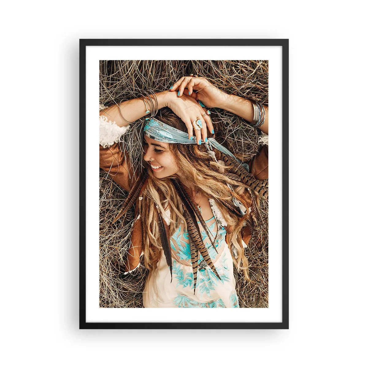 Poster in einem schwarzem Rahmen - Eine Frau im Boho-Stil mit Dreadlocks und Ornamenten vor einem Hintergrund aus trockenem Gras. - 50x70cm - Auf dem Weg in den Sommer der Liebe - Moderne Wanddekoration für Wohnzimmer und Schlafzimmer ARTTOR