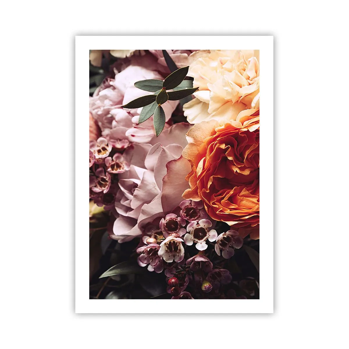 Poster - Eine Nahaufnahme eines Blumenstraußes in Rosa-, Orange- und Cremetönen. - 50x70cm - Eingehüllt in Schönheit - Moderne Wanddekoration für Wohnzimmer und Schlafzimmer ARTTOR