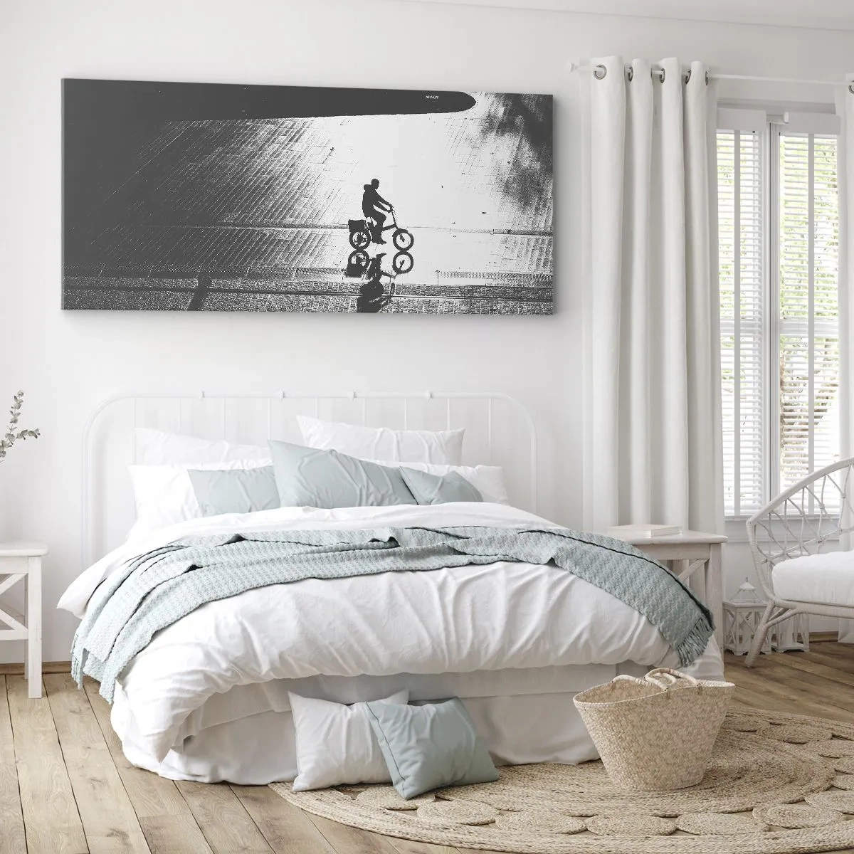 Bild auf Leinwand - Leinwandbild - Schwarz-weiße Silhouette eines Radfahrers auf einer nassen Straße - 160x50cm - Vor sich hin durch die Stadt - Moderne Wanddekoration für Wohnzimmer und Schlafzimmer ARTTOR