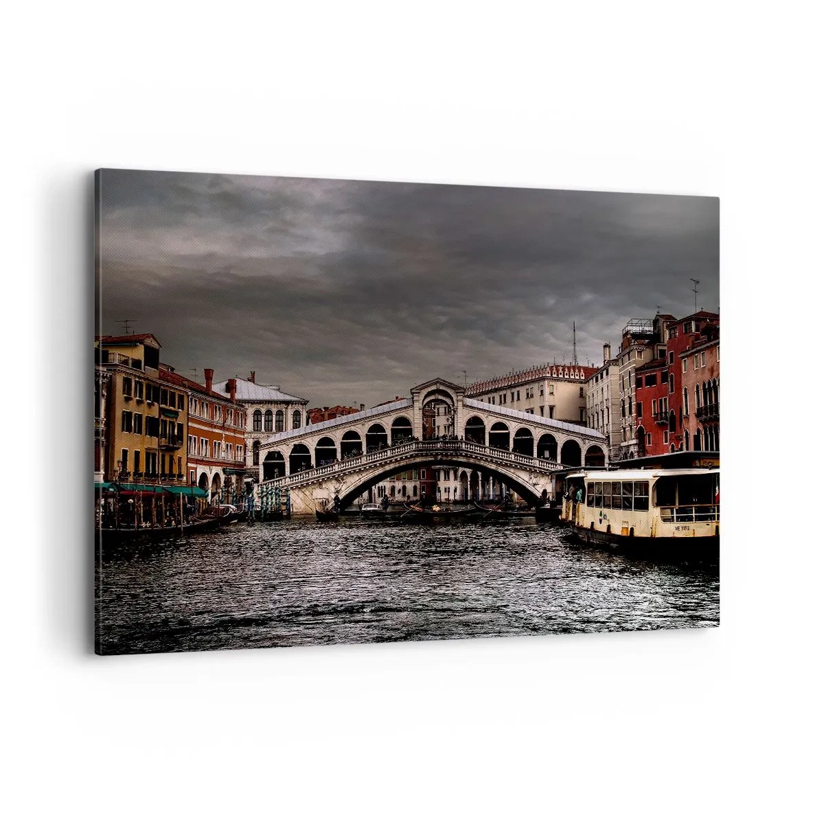 Bild auf Leinwand - Leinwandbild - Rialtobrücke in Venedig über den Canal Grande, klassische Architektur. - 100x70cm - Das Versprechen eines venezianischen Abends - Moderne Wanddekoration für Wohnzimmer und Schlafzimmer ARTTOR