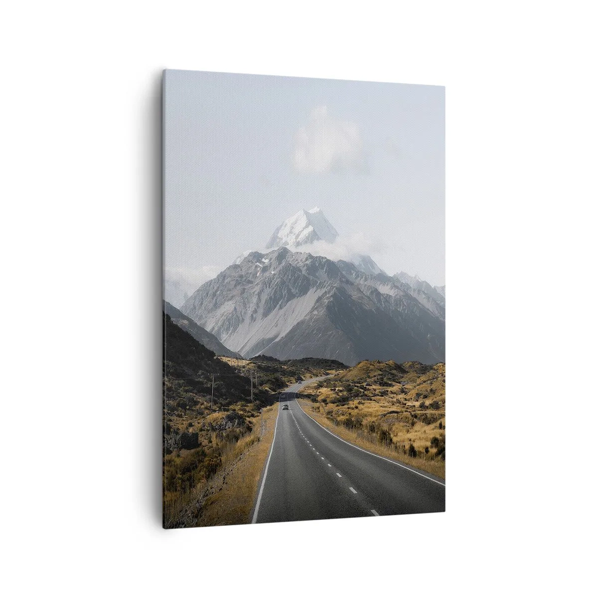 Bild auf Leinwand - Leinwandbild - Eine Straße in den Bergen, umgeben von einer malerischen Landschaft - 70x100cm - Der Weg ins Herz der Berge - Moderne Wanddekoration für Wohnzimmer und Schlafzimmer ARTTOR