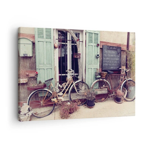 Bild auf Leinwand - Leinwandbild - Vintage-Fahrräder vor einer Holztür mit pastellfarbenen Fensterläden - 70x50cm - Es lebe die Provinz - Moderne Wanddekoration für Wohnzimmer und Schlafzimmer ARTTOR