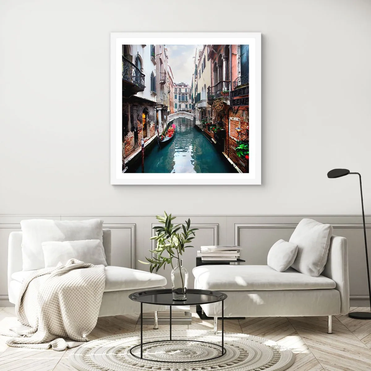 Poster in einem weißen Rahmen - Venezianische Landschaft mit Gondel und Brücke - 40x40 cm