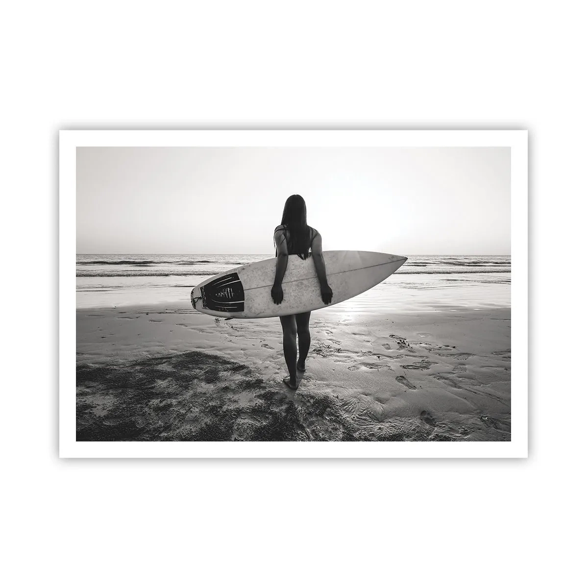 Poster - Frau mit Surfbrett am Strand in Schwarz und Weiß - 100x70cm - Die Tochter der Meereswelle - Moderne Wanddekoration für Wohnzimmer und Schlafzimmer ARTTOR