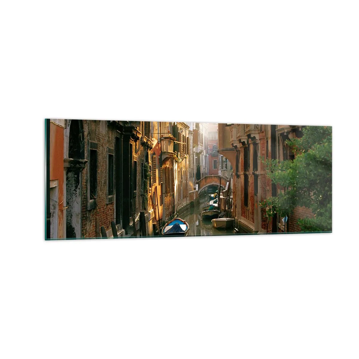Glasbild - Bild auf glas - Ein malerischer Kanal in Venedig mit Booten und einer Brücke - 140x50cm - In einer venezianischen Gasse - Moderne Wanddekoration für Wohnzimmer und Schlafzimmer ARTTOR