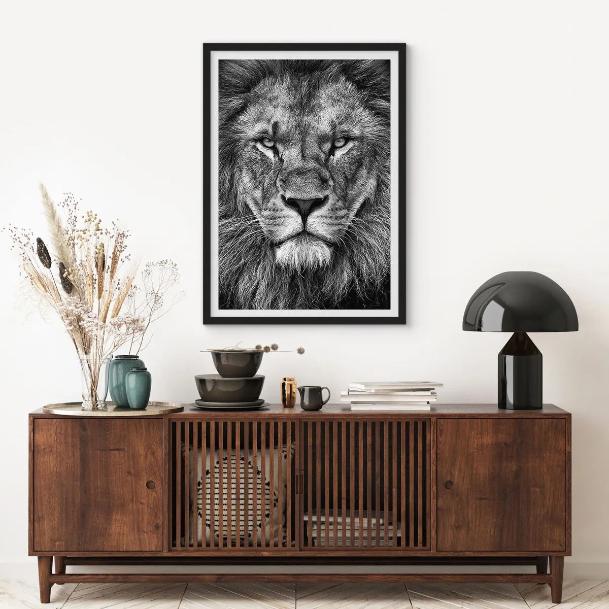 Poster in einem schwarzem Rahmen - Schwarz-Weiß-Porträt eines majestätischen Löwen - 50x70cm - Im Krönungsgewand - Moderne Wanddekoration für Wohnzimmer und Schlafzimmer ARTTOR