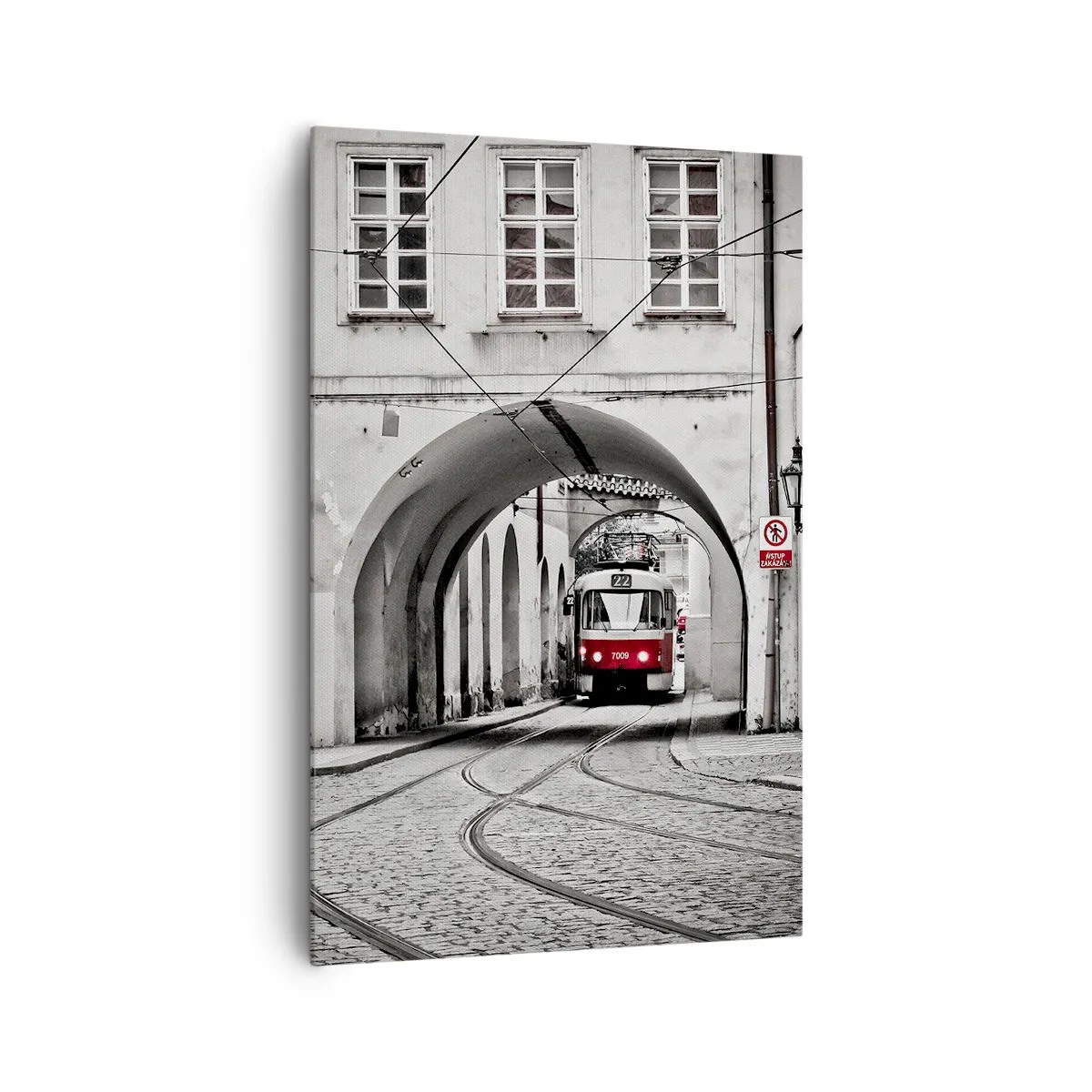 Bild auf Leinwand - Leinwandbild - Eine schwarz-weiße Straßenbahn in einer historischen Stadtstraße - 80x120cm - Durch das Stadtlabyrinth - Moderne Wanddekoration für Wohnzimmer und Schlafzimmer ARTTOR