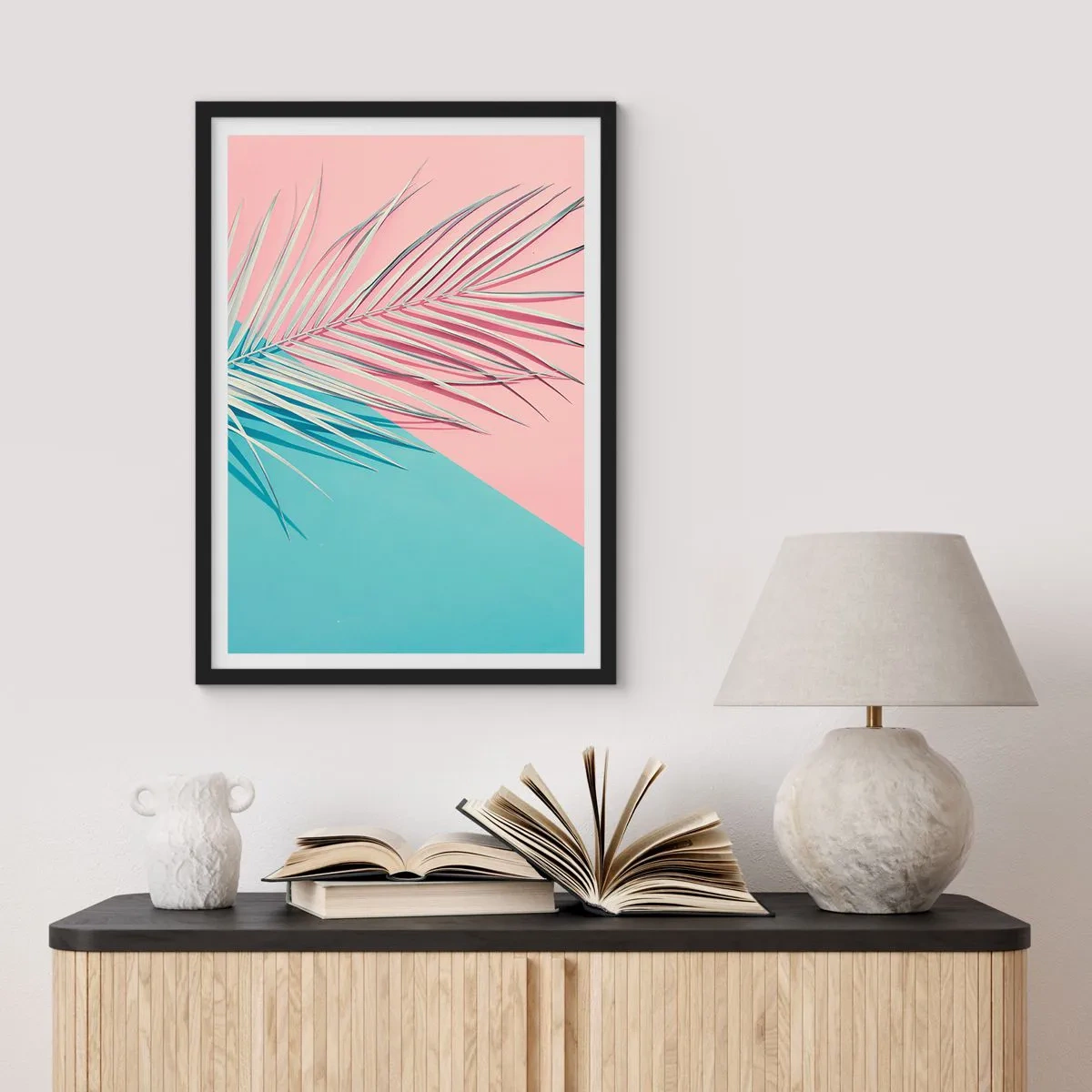 Poster in einem schwarzem Rahmen - Eine Palme vor einem Hintergrund in Pastellrosa und Blau - 50x70cm - Tropischer Eindruck - Moderne Wanddekoration für Wohnzimmer und Schlafzimmer ARTTOR