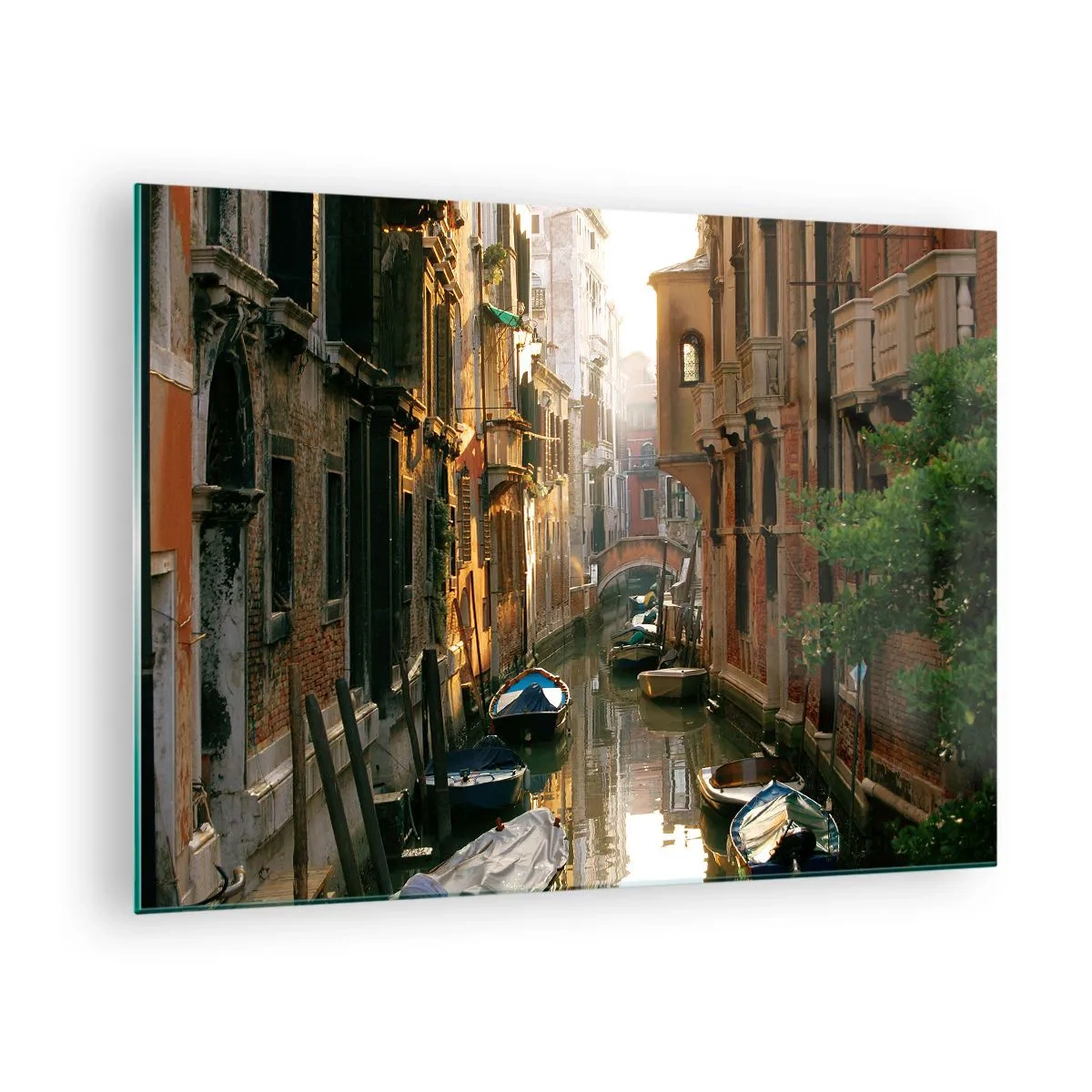 Glasbild - Bild auf glas - Ein venezianischer Kanal mit Booten, umgeben von historischen Mietshäusern - 70x50cm - In einer venezianischen Gasse - Moderne Wanddekoration für Wohnzimmer und Schlafzimmer ARTTOR