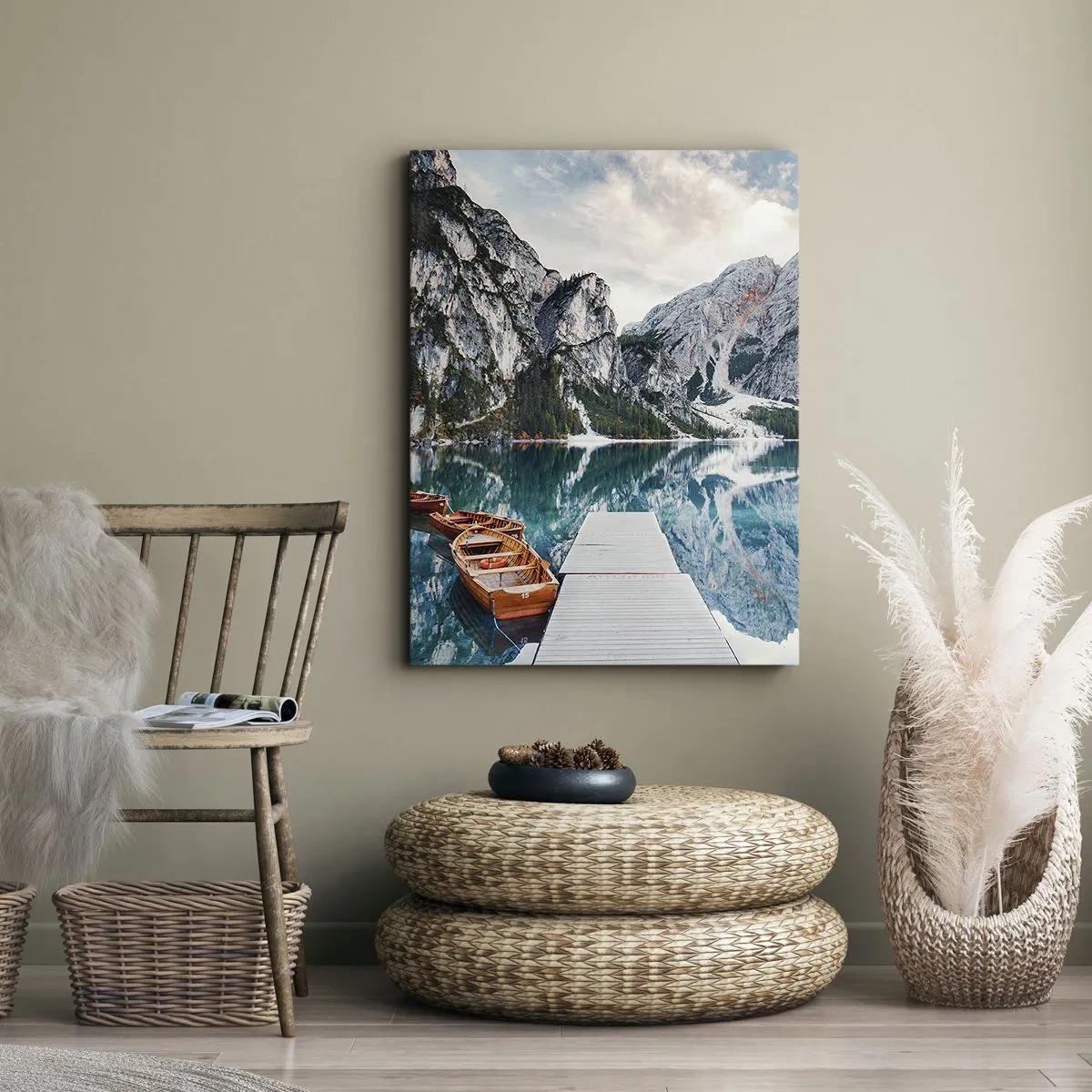 Bild auf Leinwand - Leinwandbild - Ein See mit Booten, umgeben von Bergen - 50x70cm - Wir zeigen Ihnen Schönheit - Moderne Wanddekoration für Wohnzimmer und Schlafzimmer ARTTOR