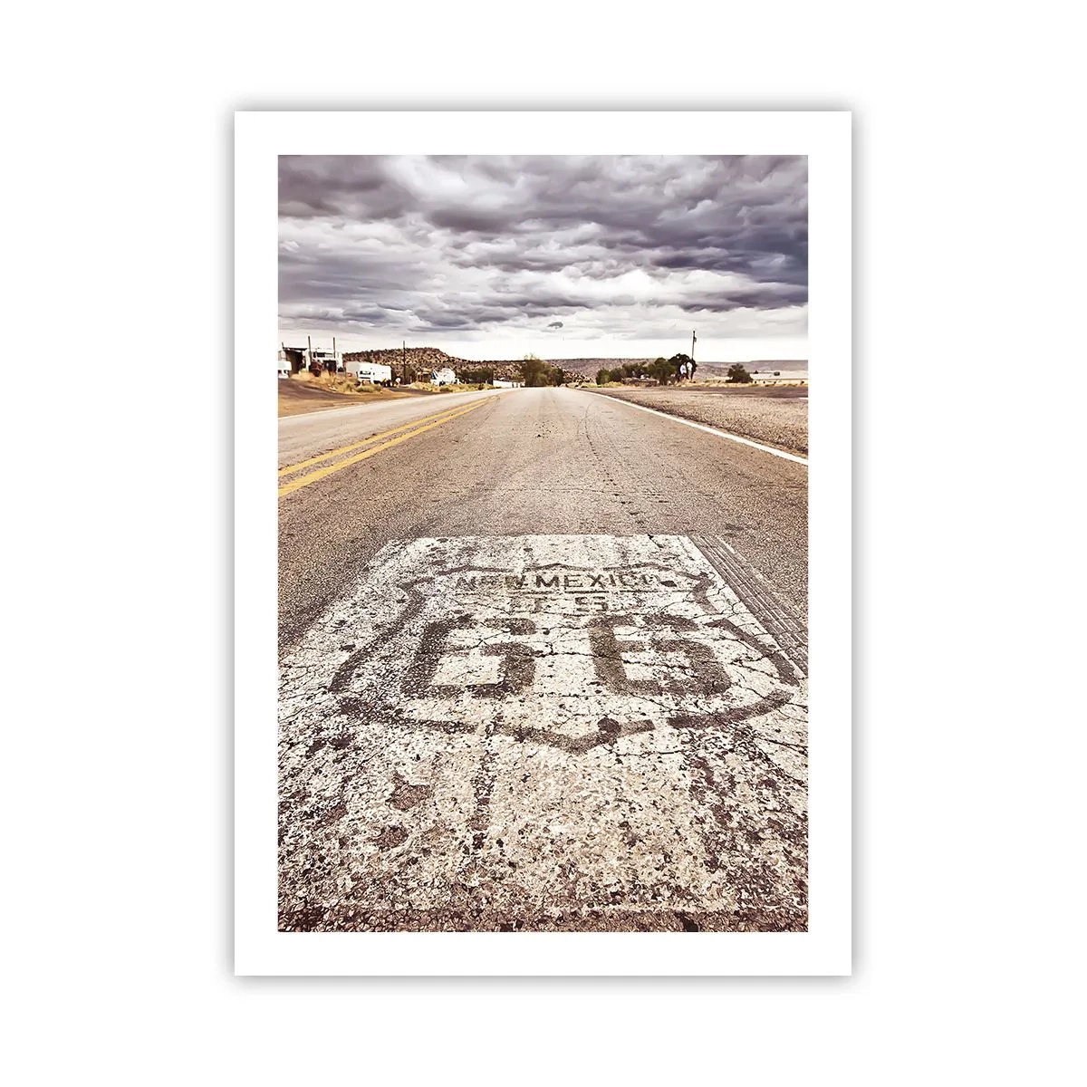 Poster - Eine Straße mit dem Symbol der Route 66, die durch eine Wüstenlandschaft führt - 50x70cm - Mother Road - eine amerikanische Legende - Moderne Wanddekoration für Wohnzimmer und Schlafzimmer ARTTOR