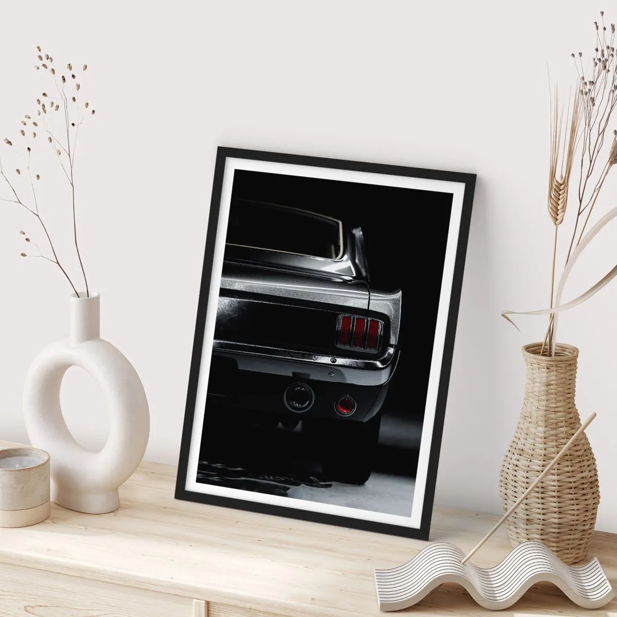 Poster in einem schwarzem Rahmen - Eine stilvolle Interpretation des Hecks eines Oldtimers - 50x70cm - Charme des Klassikers - Moderne Wanddekoration für Wohnzimmer und Schlafzimmer ARTTOR