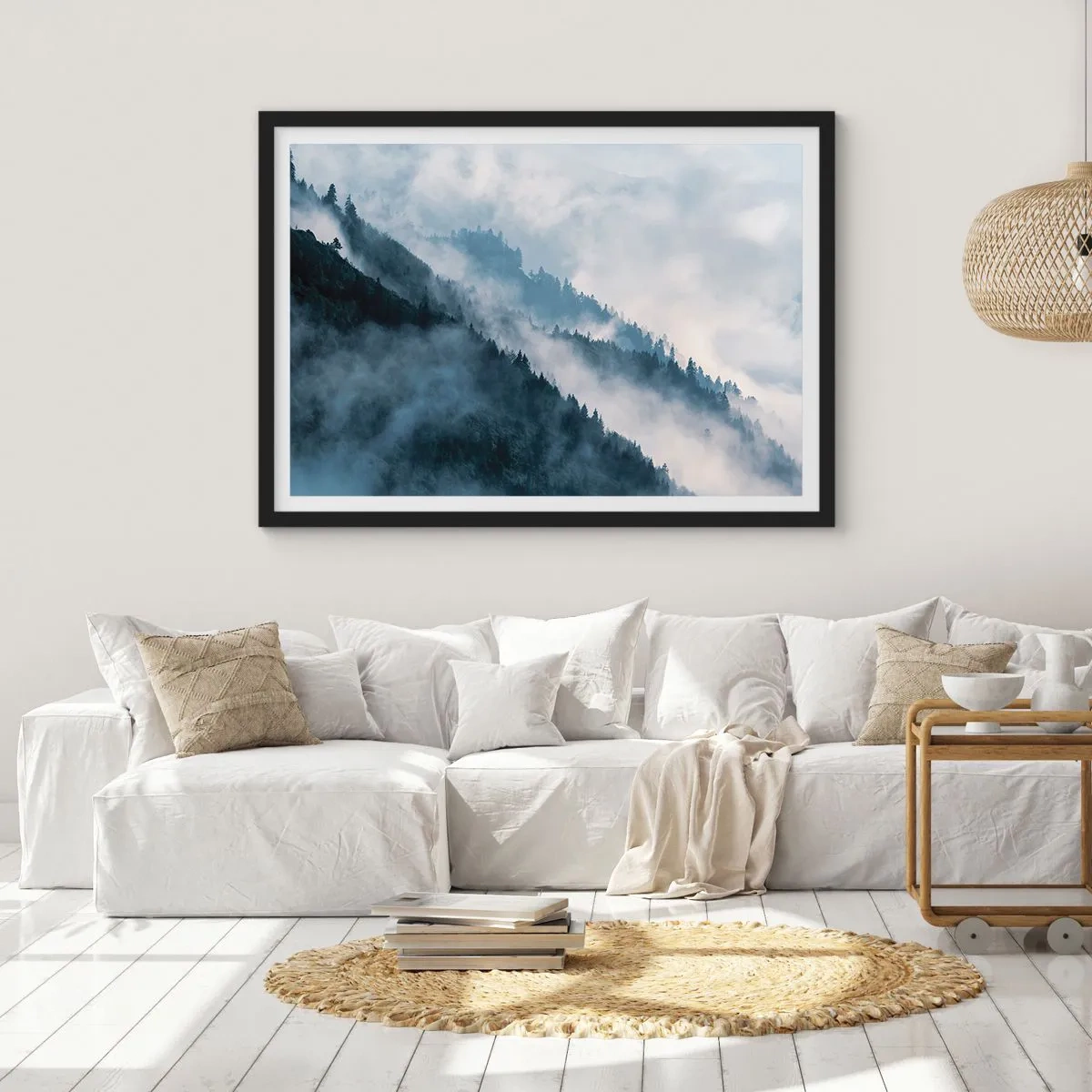 Poster in einem schwarzem Rahmen - Nebel schwebt über den bewaldeten Berghängen in einer geheimnisvollen Landschaft - 70x50cm - Mystik der Berge - Moderne Wanddekoration für Wohnzimmer und Schlafzimmer ARTTOR