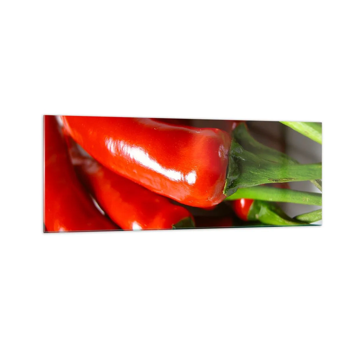 Glasbild - Bild auf glas - Nahaufnahme von roten Chilischoten mit grünen Stielen - 140x50cm - Saftig, glänzend, glatt - Moderne Wanddekoration für Wohnzimmer und Schlafzimmer ARTTOR