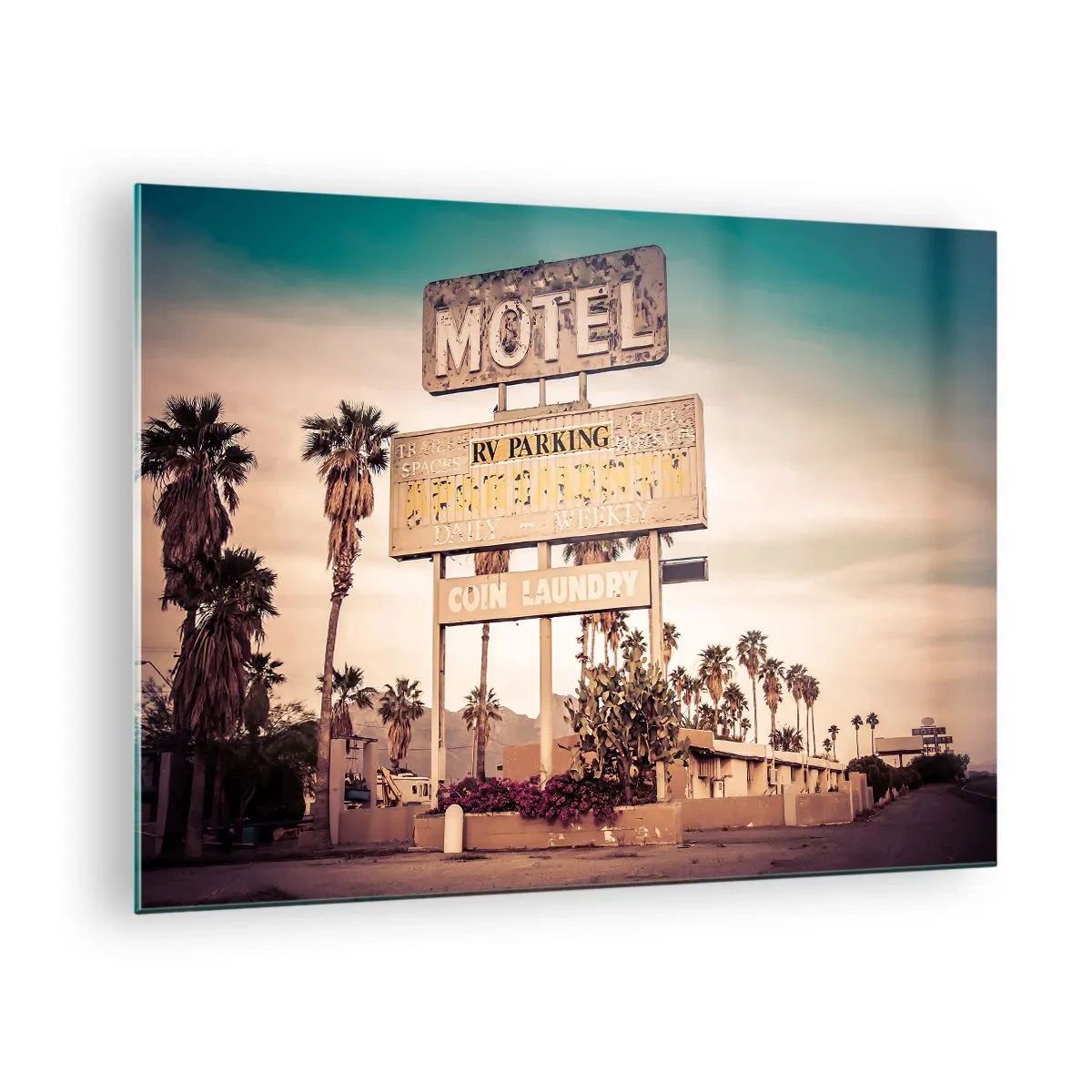 Glasbild - Bild auf glas - Ein altes Motelschild, umgeben von Palmen, schafft eine Retro-Atmosphäre - 70x50cm - Hier ist die Zeit stehen geblieben - Moderne Wanddekoration für Wohnzimmer und Schlafzimmer ARTTOR