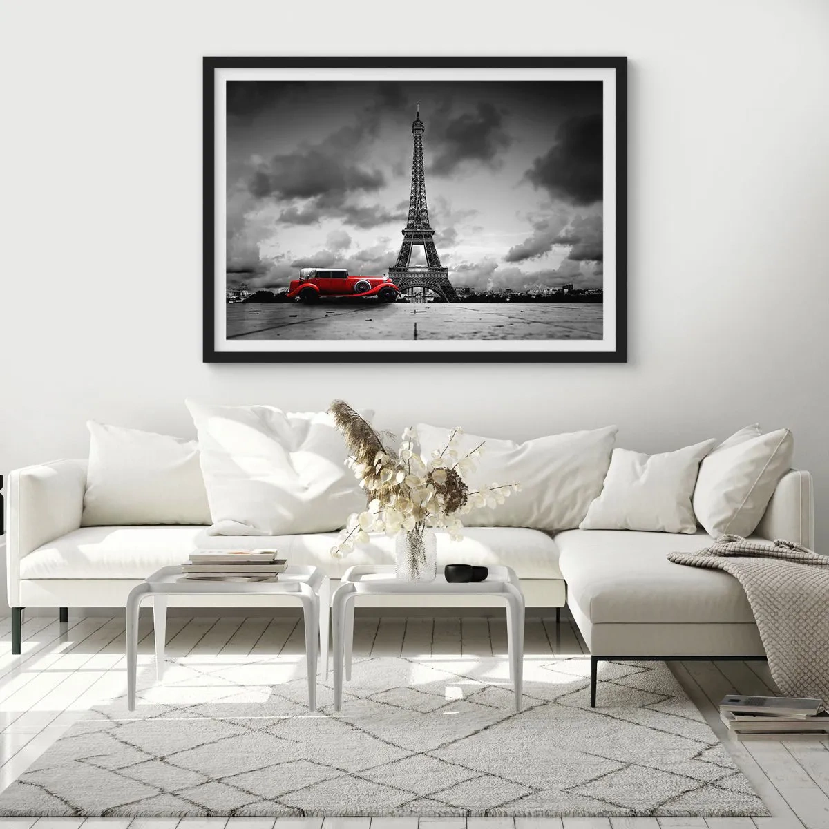 Poster in einem schwarzem Rahmen - Rotes Retro-Auto vor dem Eiffelturm in Schwarz und Weiß - 70x50cm - Vor nicht allzu langer Zeit in Paris - Moderne Wanddekoration für Wohnzimmer und Schlafzimmer ARTTOR