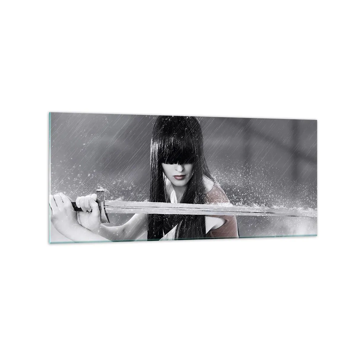 Glasbild - Bild auf glas - Eine Frau mit einem Schwert im Regen mit einem dynamischen und geheimnisvollen Aussehen - 120x50cm - Schön und gefährlich - Moderne Wanddekoration für Wohnzimmer und Schlafzimmer ARTTOR