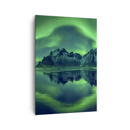 Bild auf Leinwand - Leinwandbild - Berge, umgeben von Polarlichtern, die sich im Wasser spiegeln - 70x100cm - In den Armen der Aurora - Moderne Wanddekoration für Wohnzimmer und Schlafzimmer ARTTOR