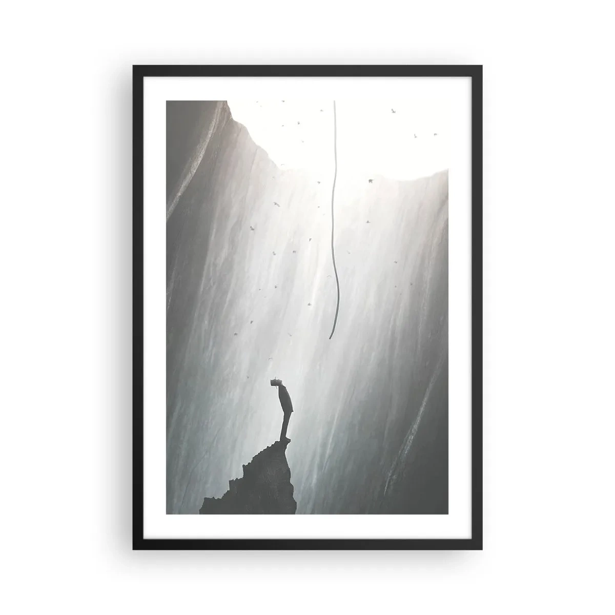Poster in einem schwarzem Rahmen - Eine Gestalt am Rande einer Klippe im Licht des Abgrunds - 50x70cm - Es gibt immer einen Ausweg - Moderne Wanddekoration für Wohnzimmer und Schlafzimmer ARTTOR