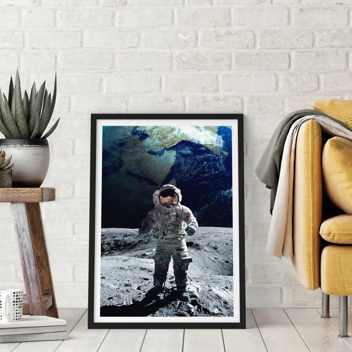 Poster in einem schwarzem Rahmen - Astronaut auf der Mondoberfläche - 50x70cm - Grüße vom Mond - Moderne Wanddekoration für Wohnzimmer und Schlafzimmer ARTTOR