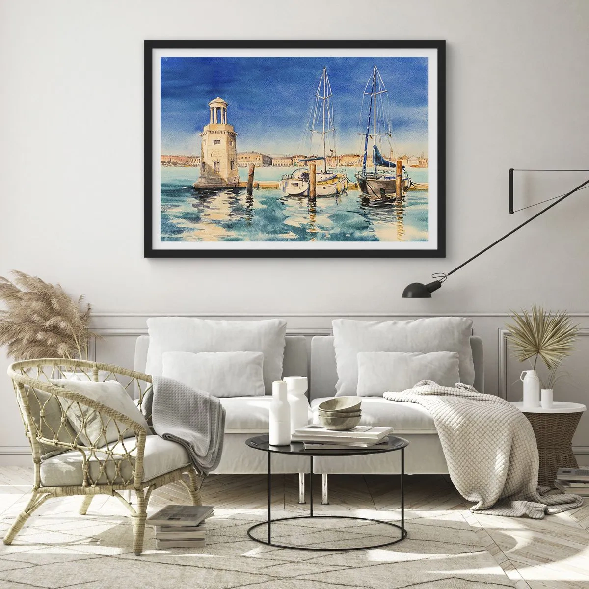 Poster in einem schwarzem Rahmen - Yachthafen mit Booten vor der Kulisse einer blauen Lagune - 70x50cm - Sonnige Lagune - Moderne Wanddekoration für Wohnzimmer und Schlafzimmer ARTTOR