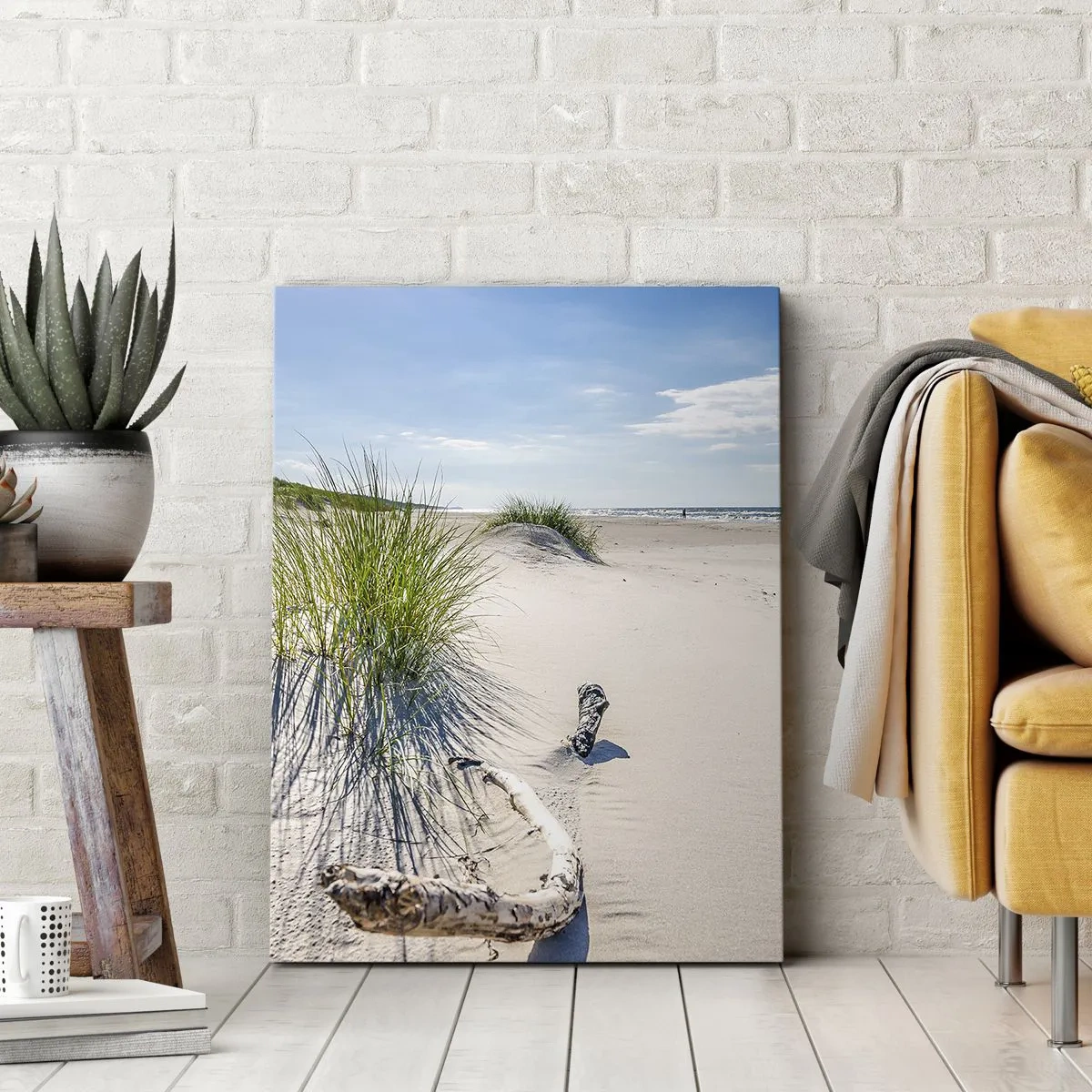Bild auf Leinwand - Leinwandbild - Ein Ostseestrand mit Sand, Gras und einem ruhigen blauen Himmel - 50x70cm - Der schönste Strand? Ostsee-Strand - Moderne Wanddekoration für Wohnzimmer und Schlafzimmer ARTTOR