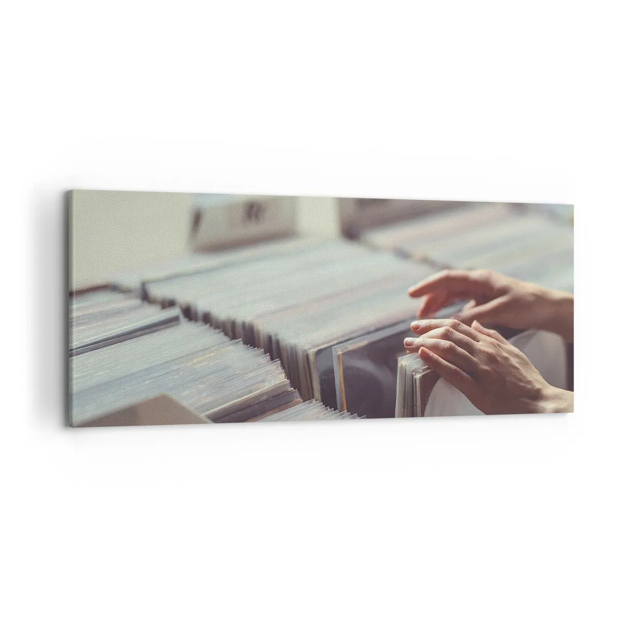 Bild auf Leinwand - Leinwandbild - Hände blättern durch eine Vinylsammlung - 120x50cm - Auf der Suche nach Emotionen - Moderne Wanddekoration für Wohnzimmer und Schlafzimmer ARTTOR