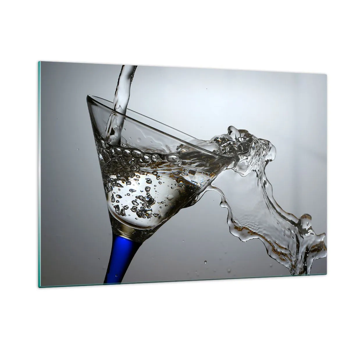 Glasbild - Bild auf glas - Wasser spritzt in ein Martiniglas - 120x80cm - Kristallwasser in Kristallglas - Moderne Wanddekoration für Wohnzimmer und Schlafzimmer ARTTOR