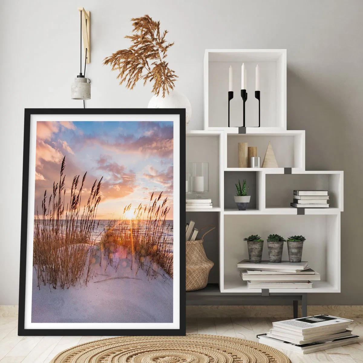 Poster in einem schwarzem Rahmen - Die Gräser auf den Dünen werden von den Strahlen der untergehenden Sonne beleuchtet - 50x70cm - Abschied von Sonne und Wind - Moderne Wanddekoration für Wohnzimmer und Schlafzimmer ARTTOR