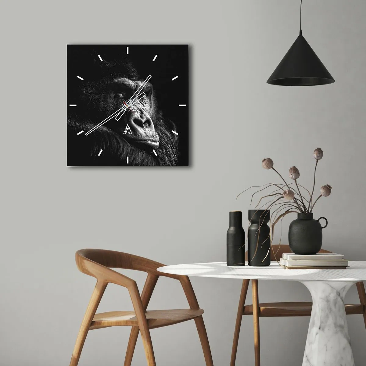 Wanduhr - Glasuhr - Schwarz-Weiß-Porträt eines majestätischen Gorillas - 30x30cm - Und was guckst du so? - Moderne Wanddekoration für Wohnzimmer und Schlafzimmer ARTTOR