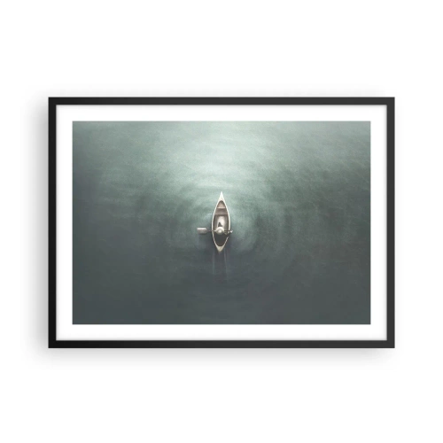 Poster in einem schwarzem Rahmen - Ein einsames Boot auf ruhigem Wasser in minimalistischer Umgebung - 70x50cm - Durch den Mondsee - Moderne Wanddekoration für Wohnzimmer und Schlafzimmer ARTTOR