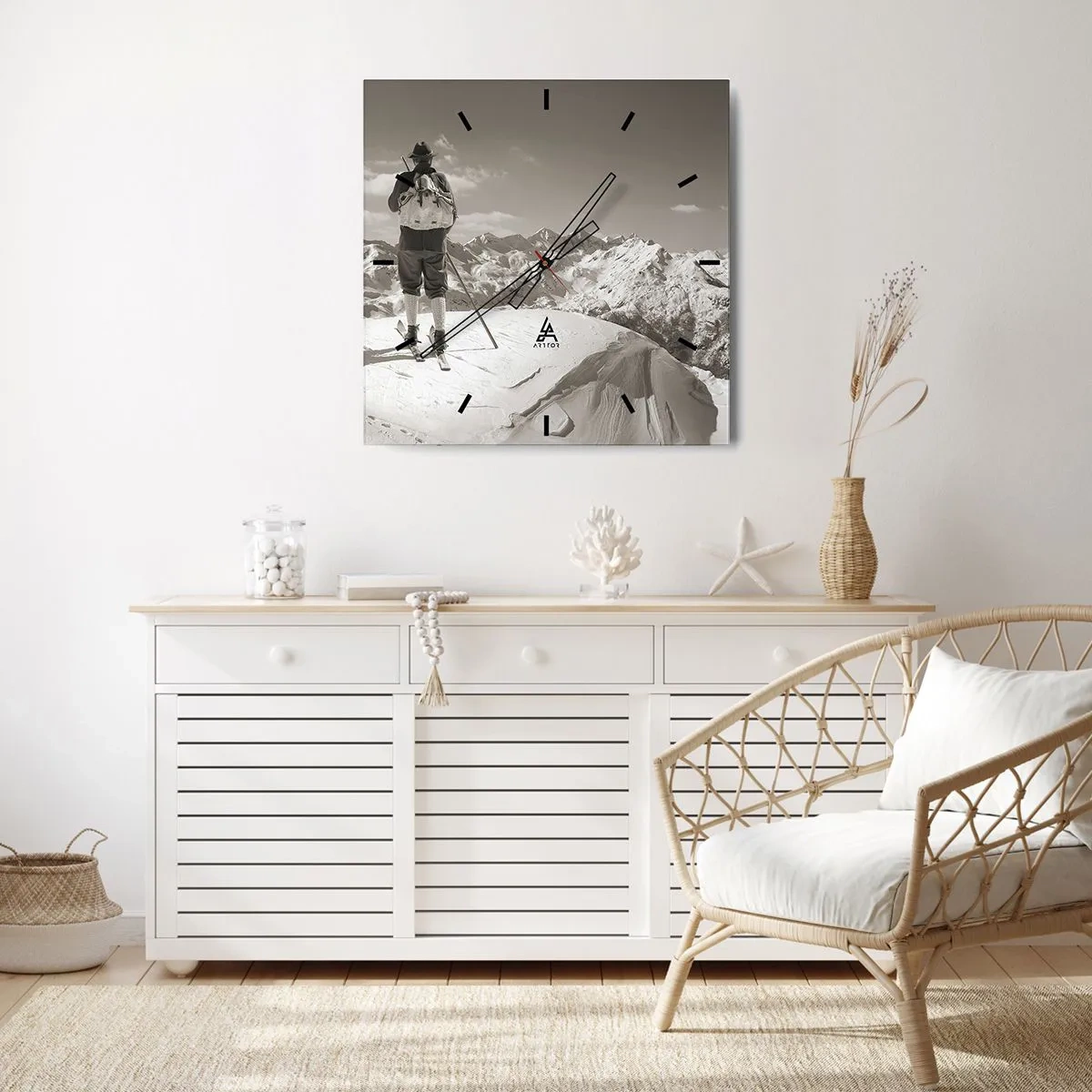 Wanduhr - Glasuhr - Ein Skifahrer auf einem Berggipfel in Schwarz und Weiß - 30x30cm - Und die Berge bleiben unverändert - Moderne Wanddekoration für Wohnzimmer und Schlafzimmer ARTTOR