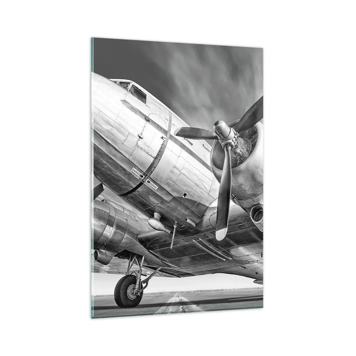 Glasbild - Bild auf glas - Ein Schwarzweißbild eines klassischen Flugzeugs mit sichtbaren Strukturdetails. - 80x120cm - Immer flugbereit - Moderne Wanddekoration für Wohnzimmer und Schlafzimmer ARTTOR