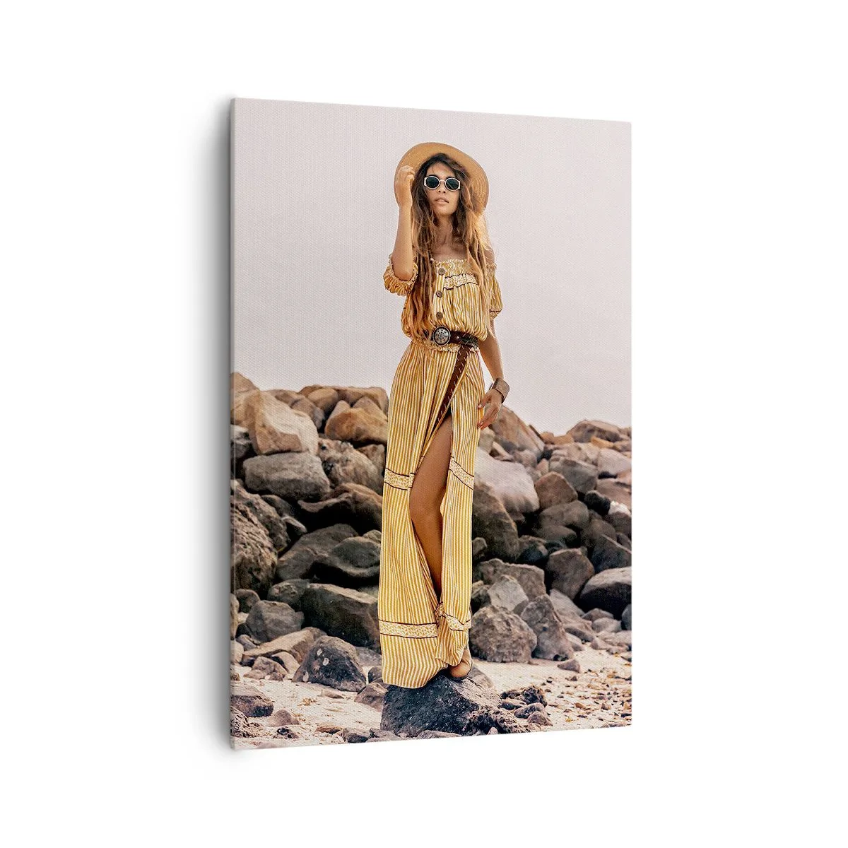 Bild auf Leinwand - Leinwandbild - Eine Frau im Boho-Stil vor einem felsigen Strandhintergrund - 70x100cm - Die Magie der Steine - Moderne Wanddekoration für Wohnzimmer und Schlafzimmer ARTTOR