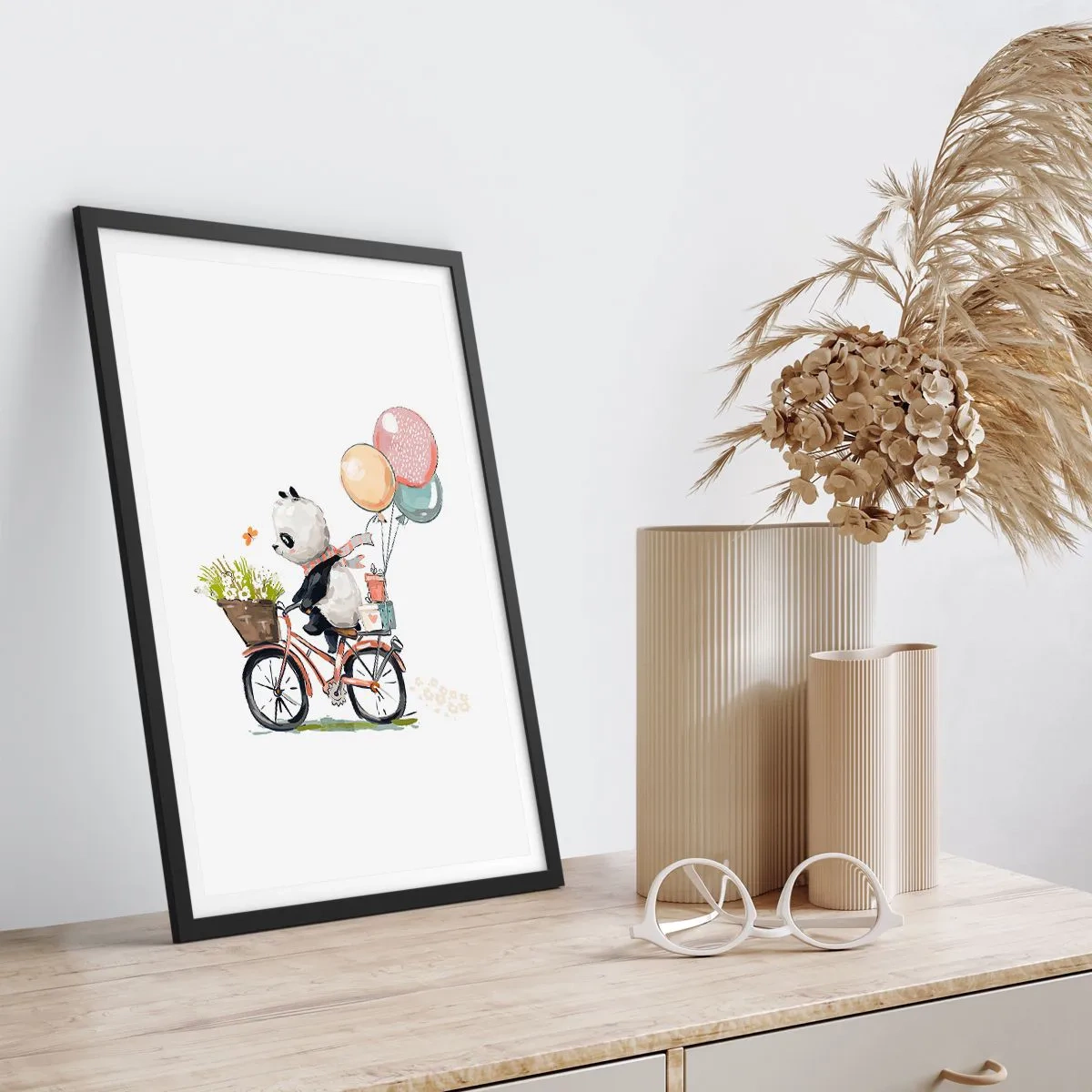 Poster in einem schwarzem Rahmen - Panda auf einem Fahrrad mit Luftballons und Blumen im Märchenstil - 50x70cm - Glücklicher Tag - Moderne Wanddekoration für Wohnzimmer und Schlafzimmer ARTTOR