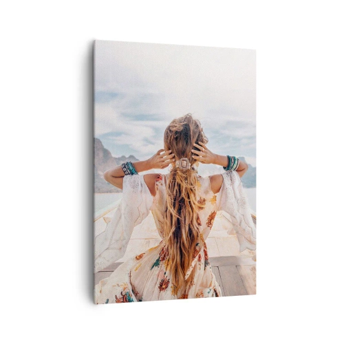 Bild auf Leinwand - Leinwandbild - Frau auf einem Boot mit Blick auf die Berge und das Wasser, Boho-Stil - 70x100cm - Auf dem Weg zum Glück - Moderne Wanddekoration für Wohnzimmer und Schlafzimmer ARTTOR