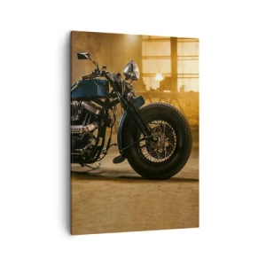 Bild auf Leinwand - Leinwandbild - Ein stylisches Motorrad in einem industriellen Interieur mit warmer Beleuchtung - 50x70cm - Ich kann alles  - Moderne Wanddekoration für Wohnzimmer und Schlafzimmer ARTTOR