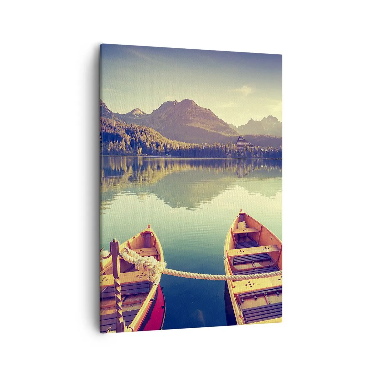 Bild auf Leinwand - Leinwandbild - Boote auf einem ruhigen See, umgeben von Bergen bei Sonnenuntergang - 50x70cm - Lebe nach ihren Gesetzen - Moderne Wanddekoration für Wohnzimmer und Schlafzimmer ARTTOR