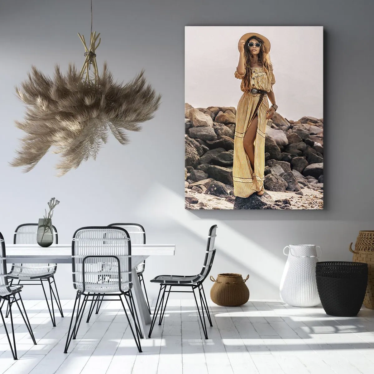 Bild auf Leinwand - Leinwandbild - Eine Frau im Boho-Stil vor einem felsigen Strandhintergrund - 80x120cm - Die Magie der Steine - Moderne Wanddekoration für Wohnzimmer und Schlafzimmer ARTTOR