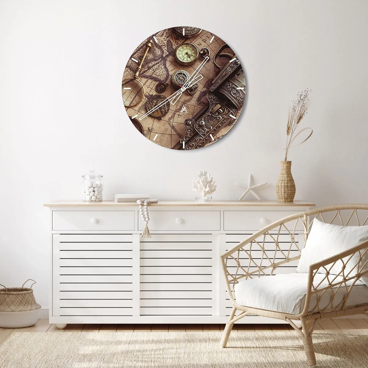 Wanduhr - Glasuhr - Eine stilisierte Karte mit Kompass, Münzen und verzierten Waffen. - 30x30cm - Das Abenteuer ruft - Moderne Wanddekoration für Wohnzimmer, Küche und Schlafzimmer ARTTOR