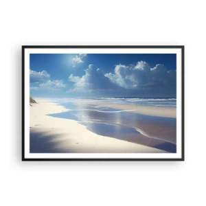 Poster in einem schwarzem Rahmen - Ein Sandstrand mit Wellen unter blauem Himmel - 100x70cm - Paradiesischer Urlaub - Moderne Wanddekoration für Wohnzimmer und Schlafzimmer ARTTOR